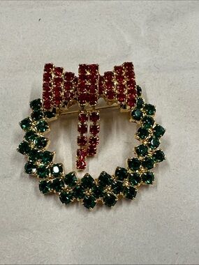 Festive Green and Red Crystal Wreath Brooch unmarked (900)